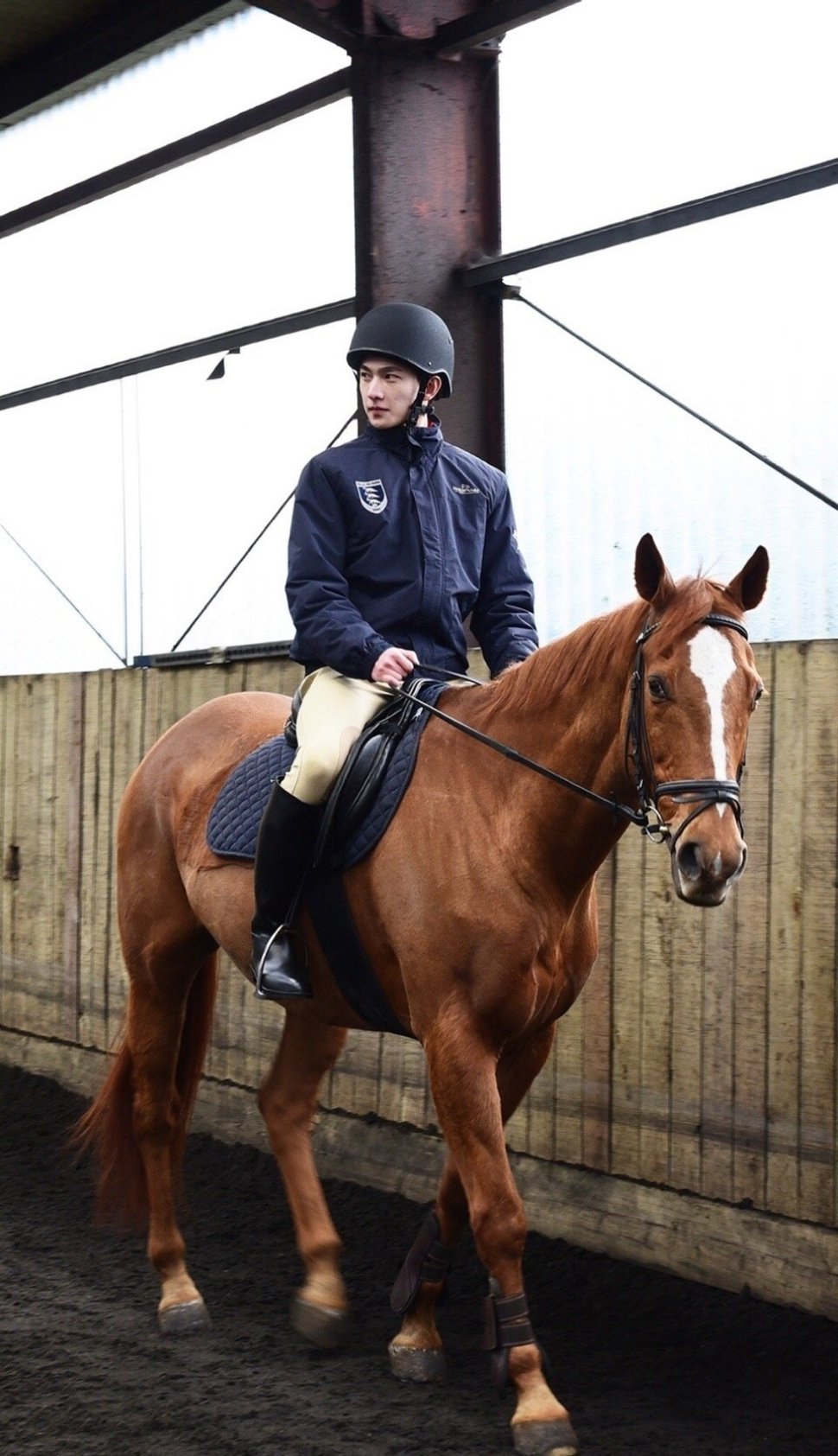 谁家策马少年郎，男星超飒骑马照，你觉得谁是你的白马王子