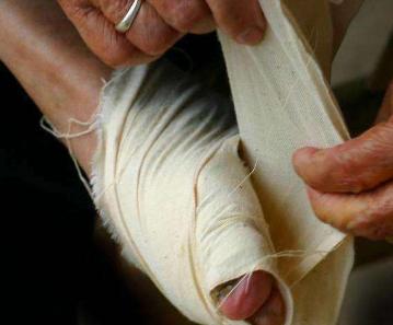 三寸金莲缠足的原因,如何看待三寸金莲里的缠足