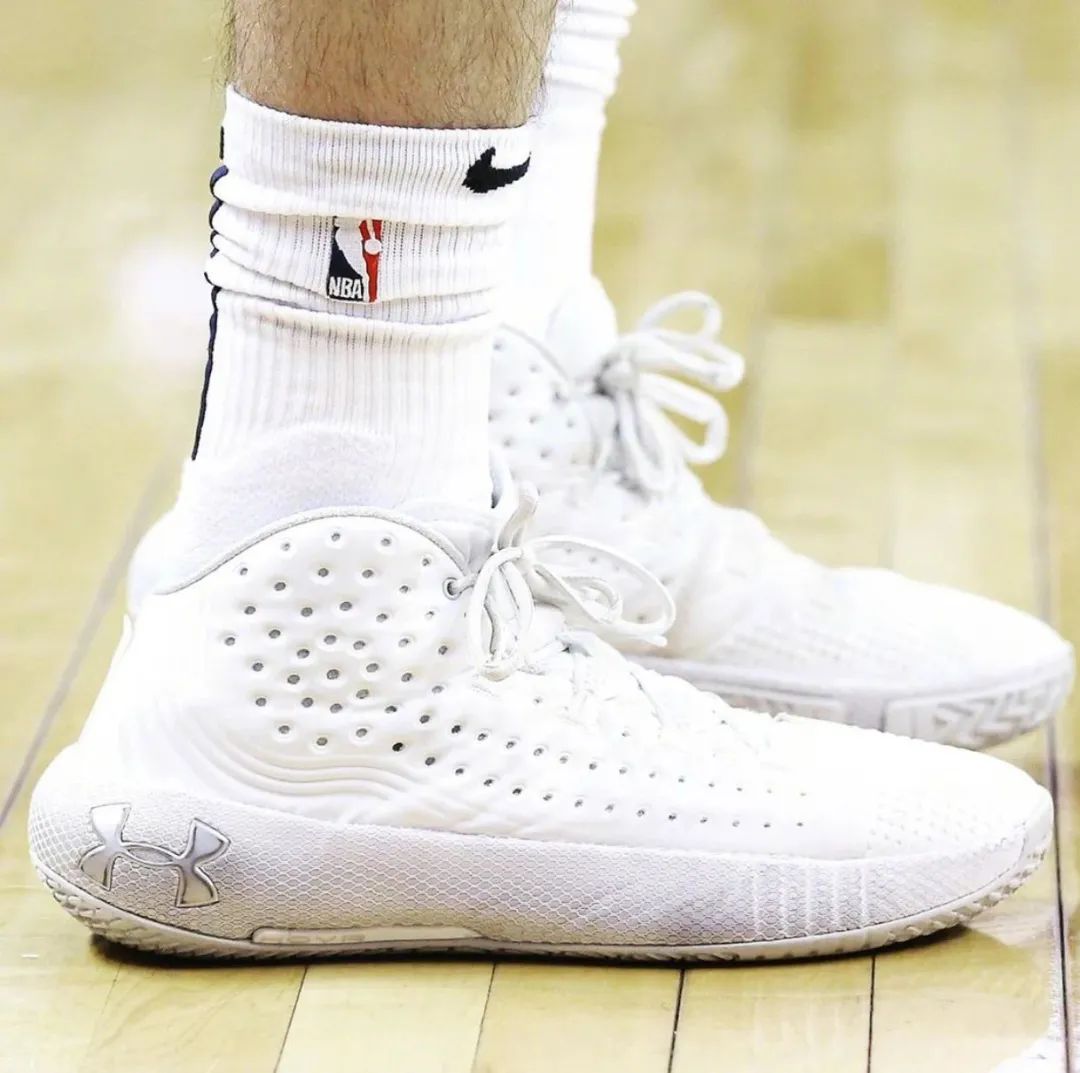 库里7首发配色,库里7主场配色和黑金配色选哪个