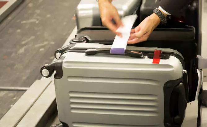 下飞机了发现遗失物品,下飞机发现身份证丢了怎么办