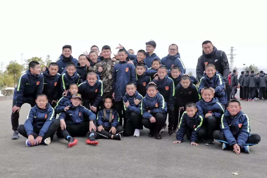 只5天时间就练出了感情——河北华夏梯队队员搂着教官依依不舍