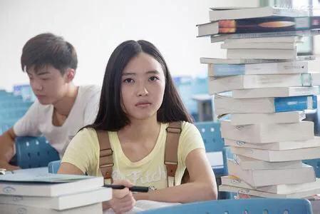 大学生太内向怎么改变自己,性格内向的大学生怎么办