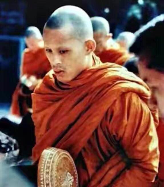 泰王给玉佛换装,泰王为玉佛换袈裟