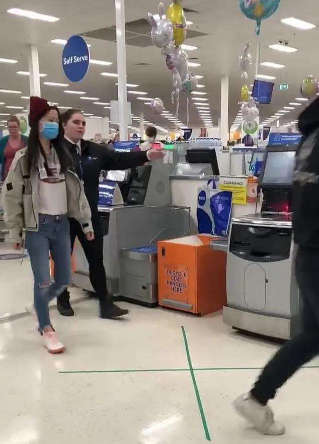 澳大利亚情侣超市买奶粉被骂,澳洲俩情侣买奶粉被白人打