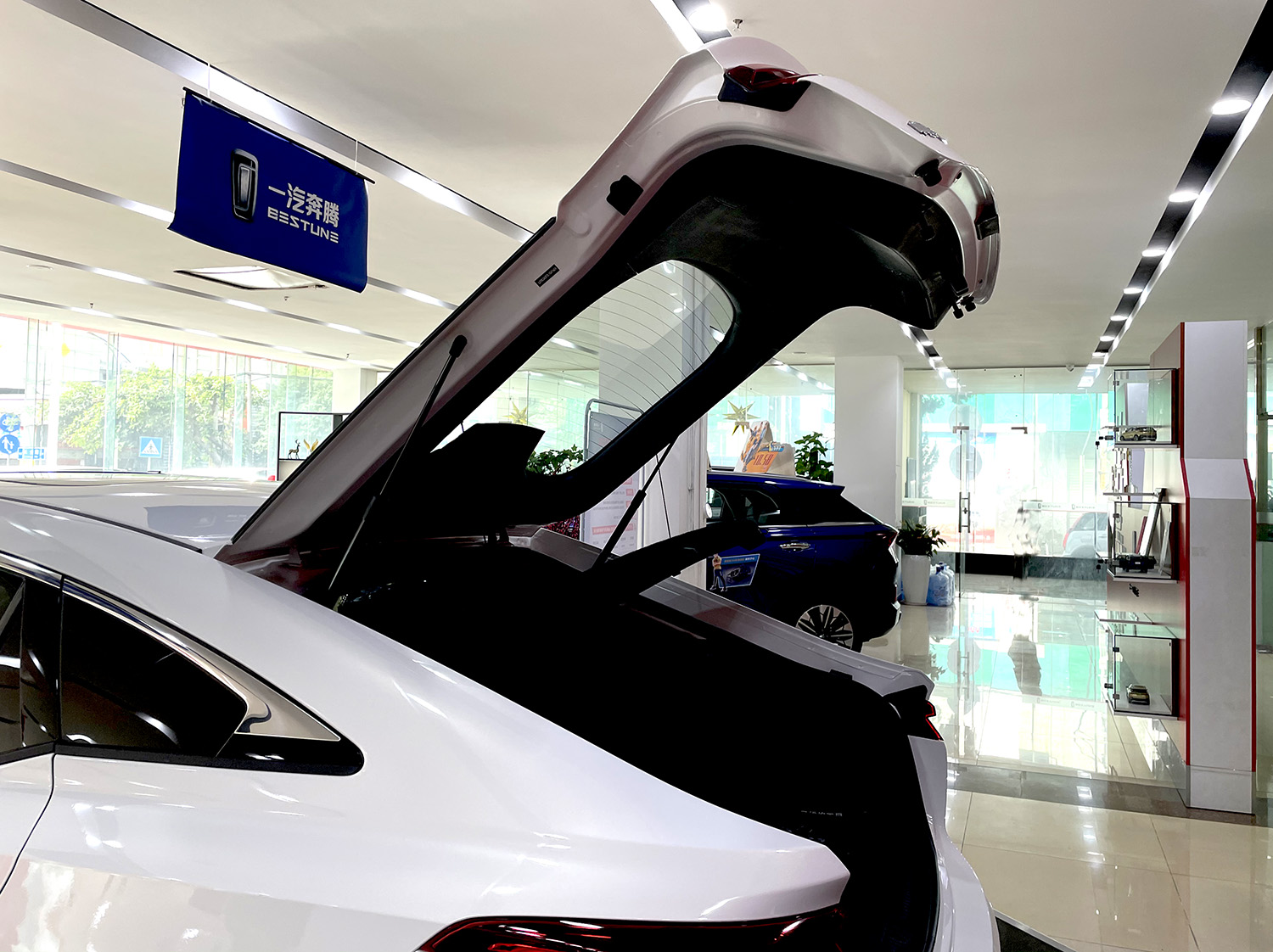 年轻人的第一辆轿跑型汽车奔腾b70,造型不错性能好的车