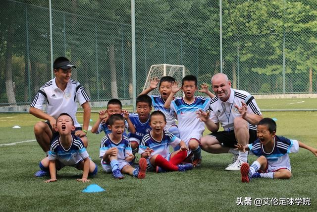 有人问一位外国妈妈为什么带孩子踢足球，回答居然是......