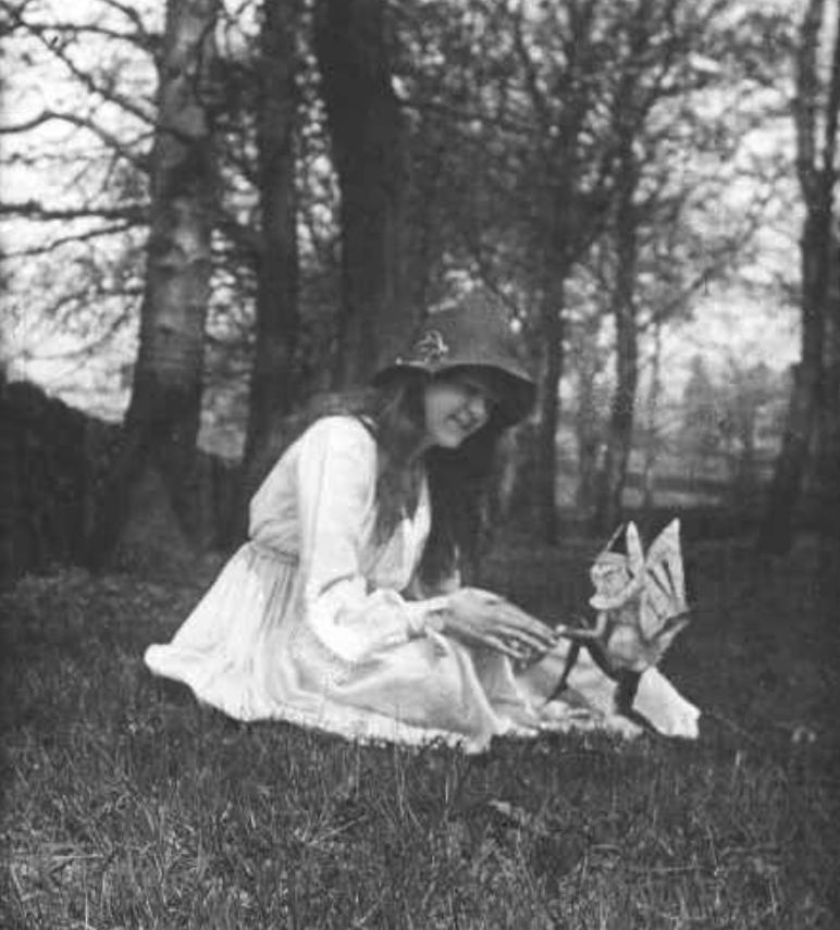 100多年前,两个英国小女孩伪造仙女照片,把柯南道尔都给骗了