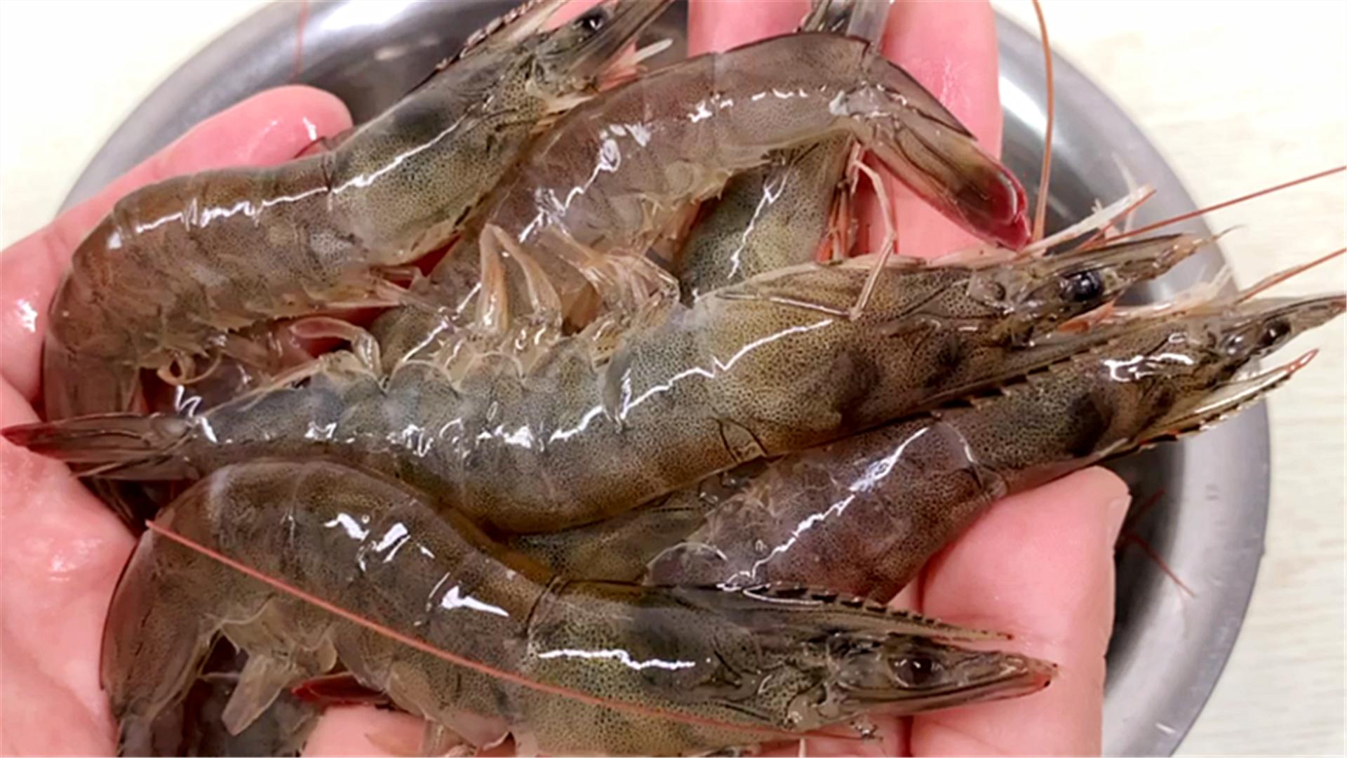 吃虾时，到底虾头能不能吃？70岁老渔民告诉你答案，别再做错了