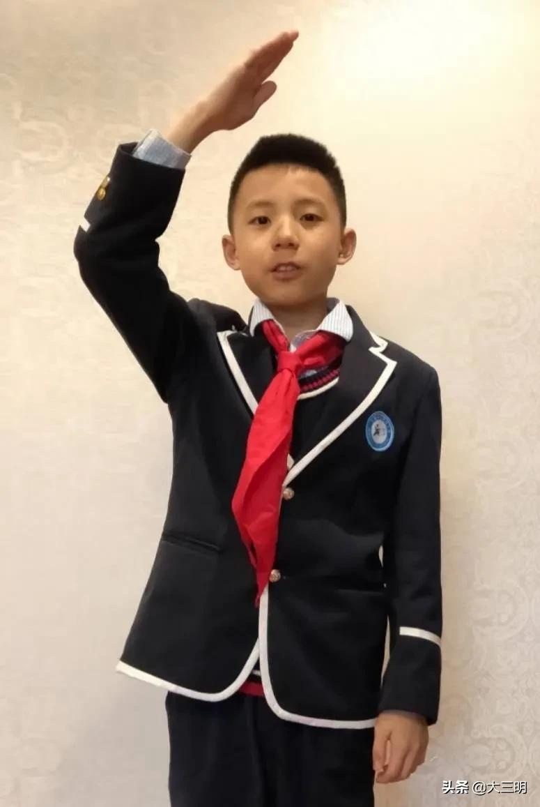 红领巾致敬战疫先锋,红领巾向抗疫先锋们致敬