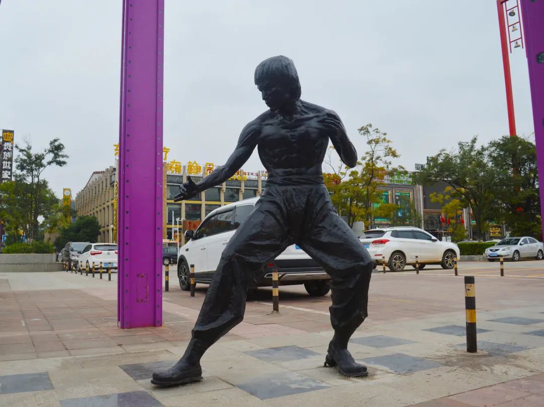 生命运动的颂歌──新亚洲体育城体育艺术广场系列雕像欣赏