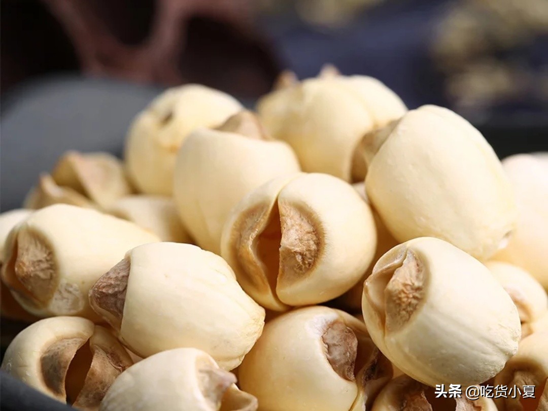 银耳怎么煲粥才能出胶原蛋白,怎样做银耳羹才能熬出胶原蛋白