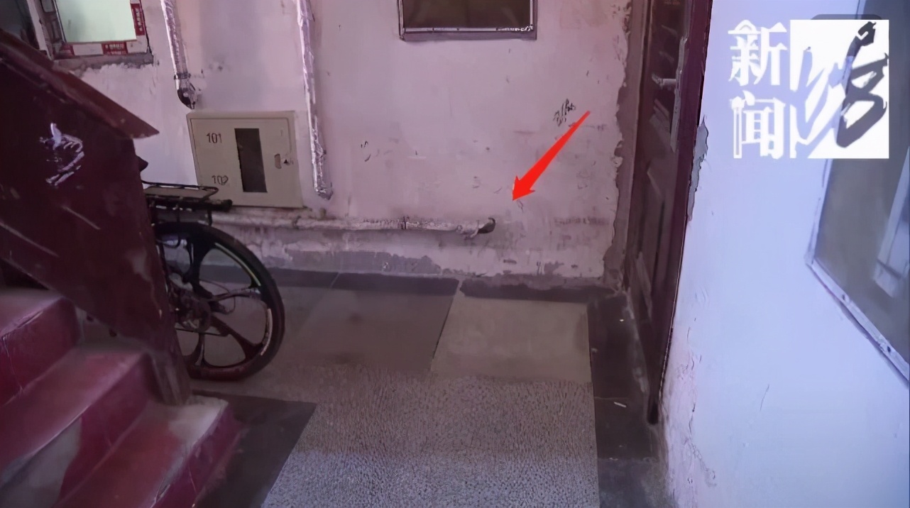 马桶里面不断冒污水,马桶溢出来粪便