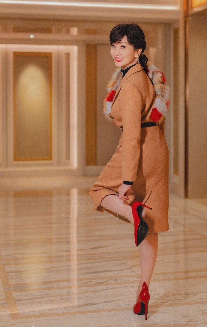 65岁赵雅芝穿衣真不服老,66岁赵雅芝穿古装气质出众