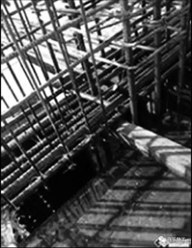 钢筋保护层偏差原因,板面钢筋露筋怎么处理