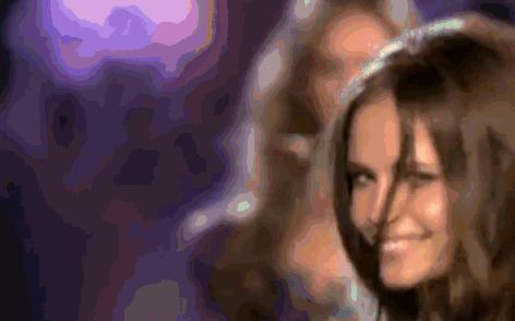 模特走路摔倒,模特走t台摔倒