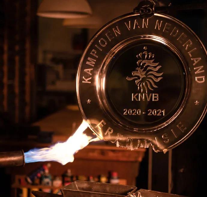 欧洲豪门球队，为球迷融化冠军奖盘！打造星星送出，表示感恩