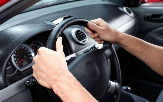 窄路会车怎么判断右车轮路边距离,通过窄路会车怎么判断车轮位置