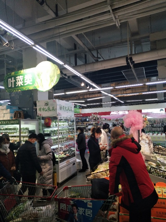 2月23号长春欧亚卖场的掠影，完全的智能检测系统，测体温不停步