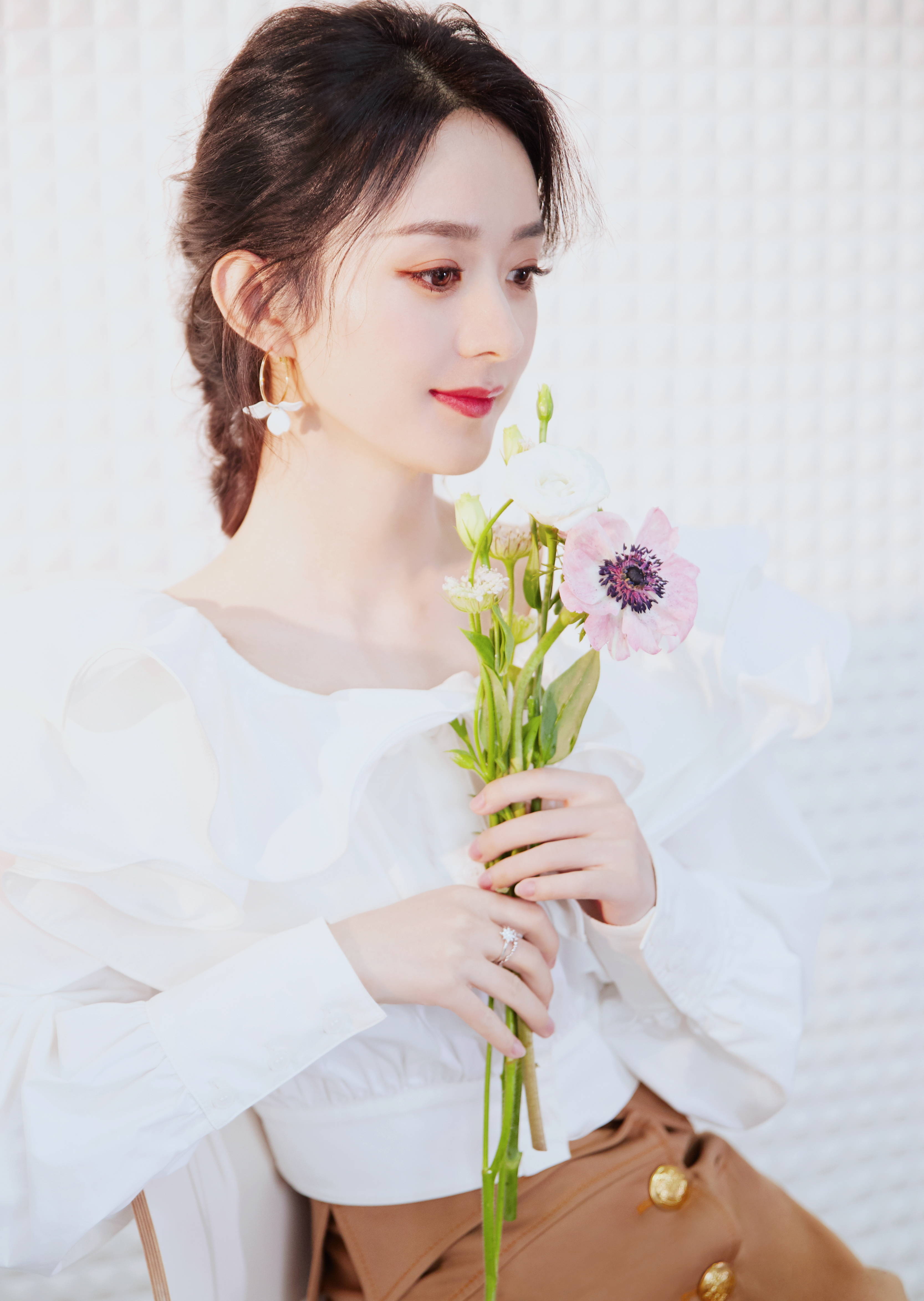 赵丽颖穿露腰卫衣,赵丽颖惊艳红衣