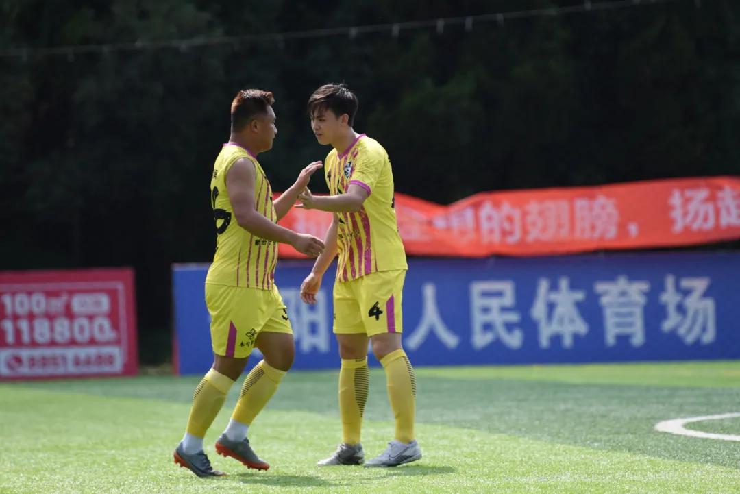 她想@所有人：“明年某日，请务必来捧我的100场！”