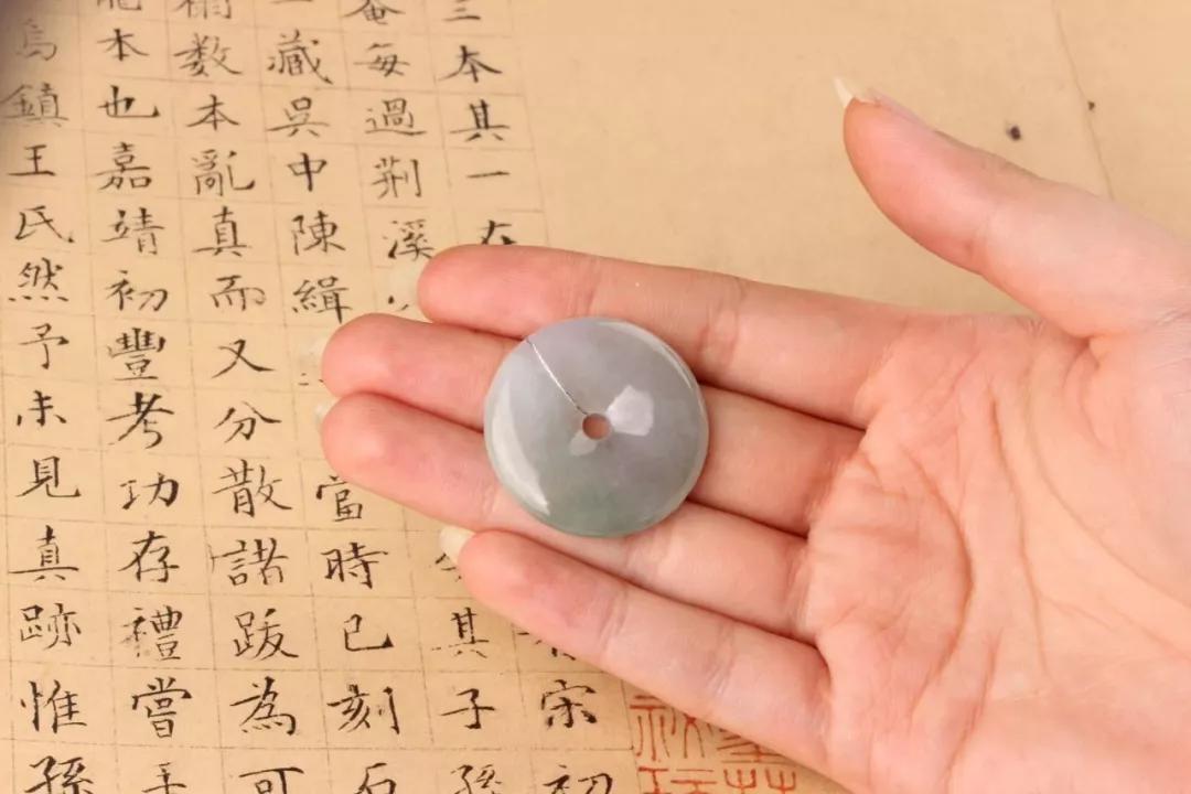 一颗平安扣配3颗珍珠,一枚平安扣和一颗珠子