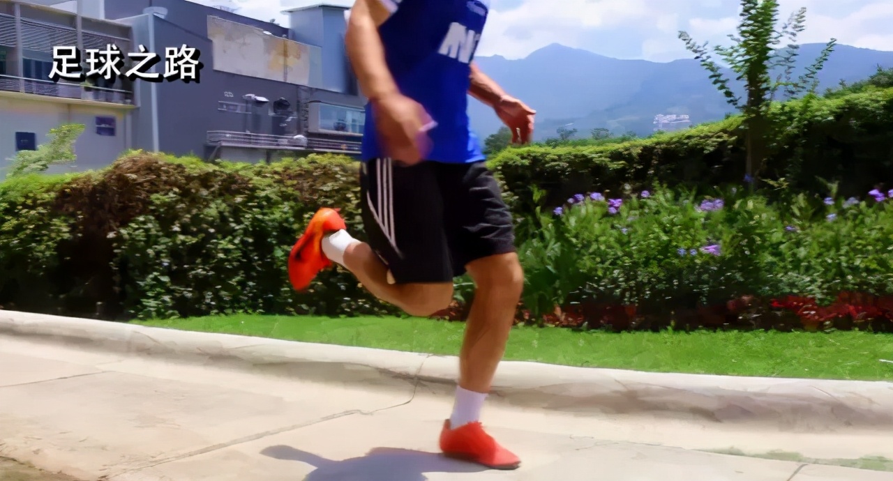 小孩足球颠球入门基本功,初学足球颠球技巧小学生