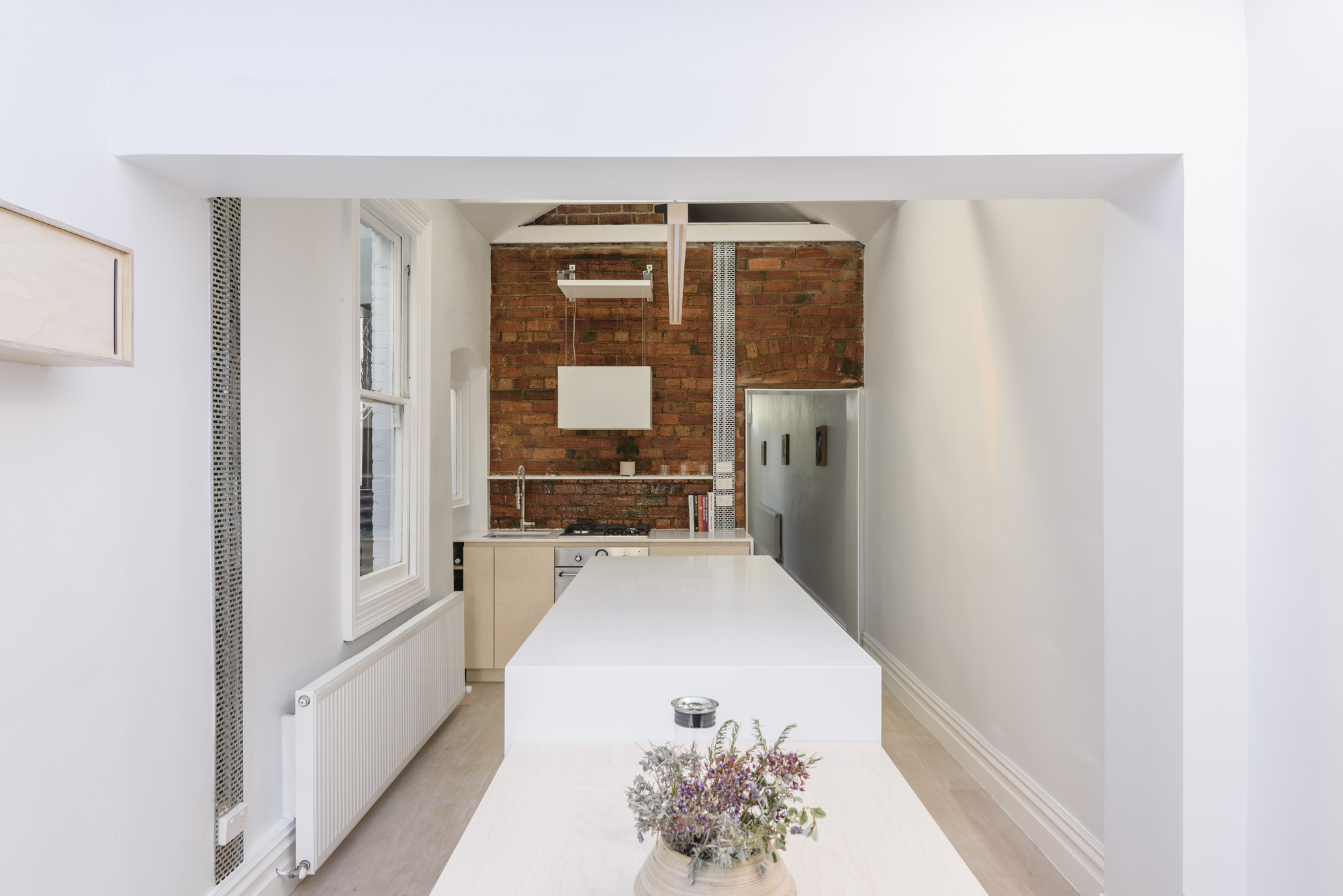 直线式灯光流转的英伦式小屋