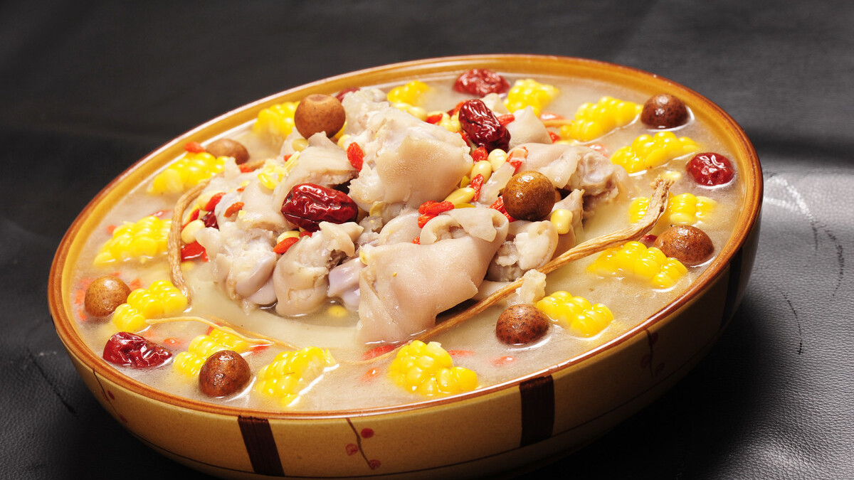 身体干脱皮吃什么食疗好,手脚干燥是缺乏什么引起的