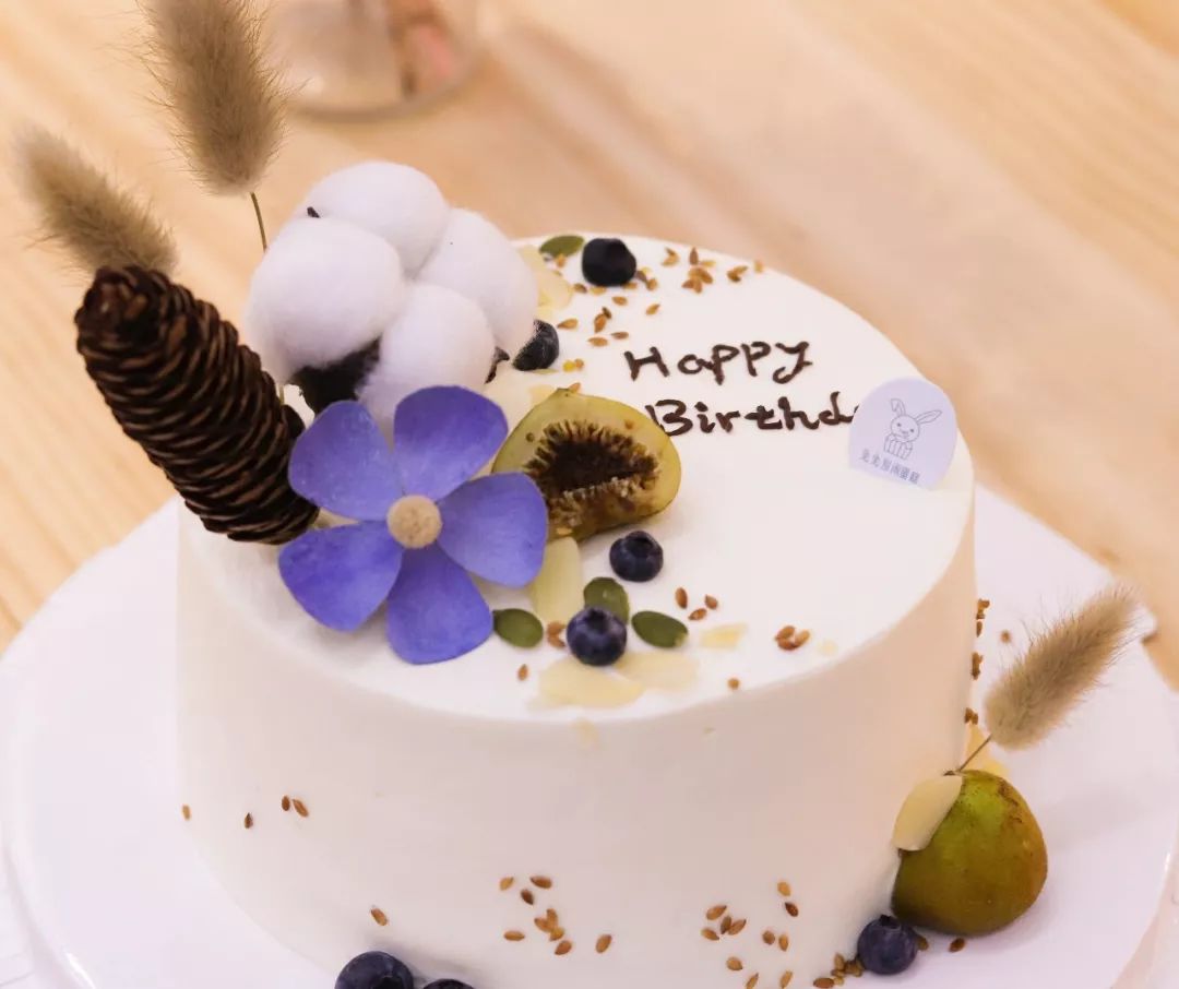 圆每个妹剂C的公主梦，这家店现在婚纱免费试，饮品+蛋糕请你食