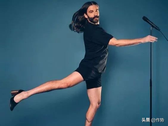 这位大胡子大哥，竟然偷了宋茜和杨幂的衣服去走红毯？！