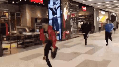 为什么优衣库联名款遭疯抢,优衣库联名款遭疯抢日本