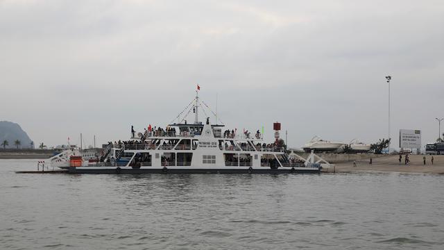 这里虽然风景如画人们生活的却很凄惨没日没夜的追着大船讨生活