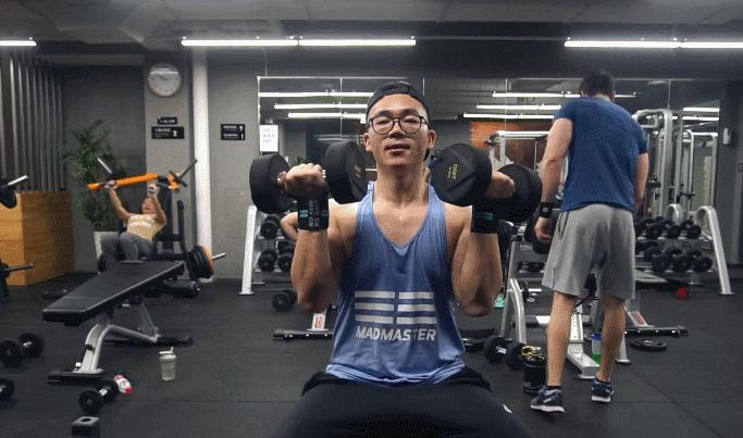 用一对哑铃提高整体的代谢能力,加速身体消耗热量实现差距