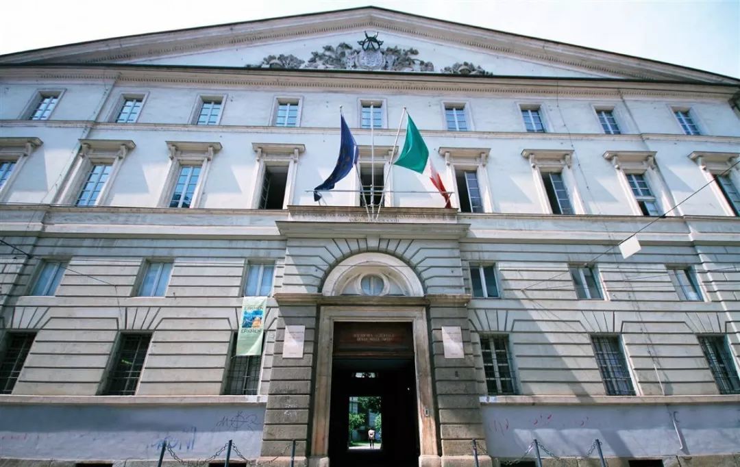 雪山下的城市美术作品,雪山下的艺术小镇在哪里