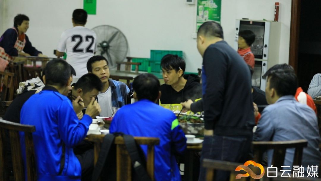 走在乡间小路观赏田园风光体验,看田园风景品乡间生活尝农家美食