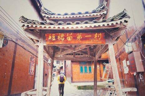 为什么现在女孩子都敢穿超短裙,女士今年流行超短裙