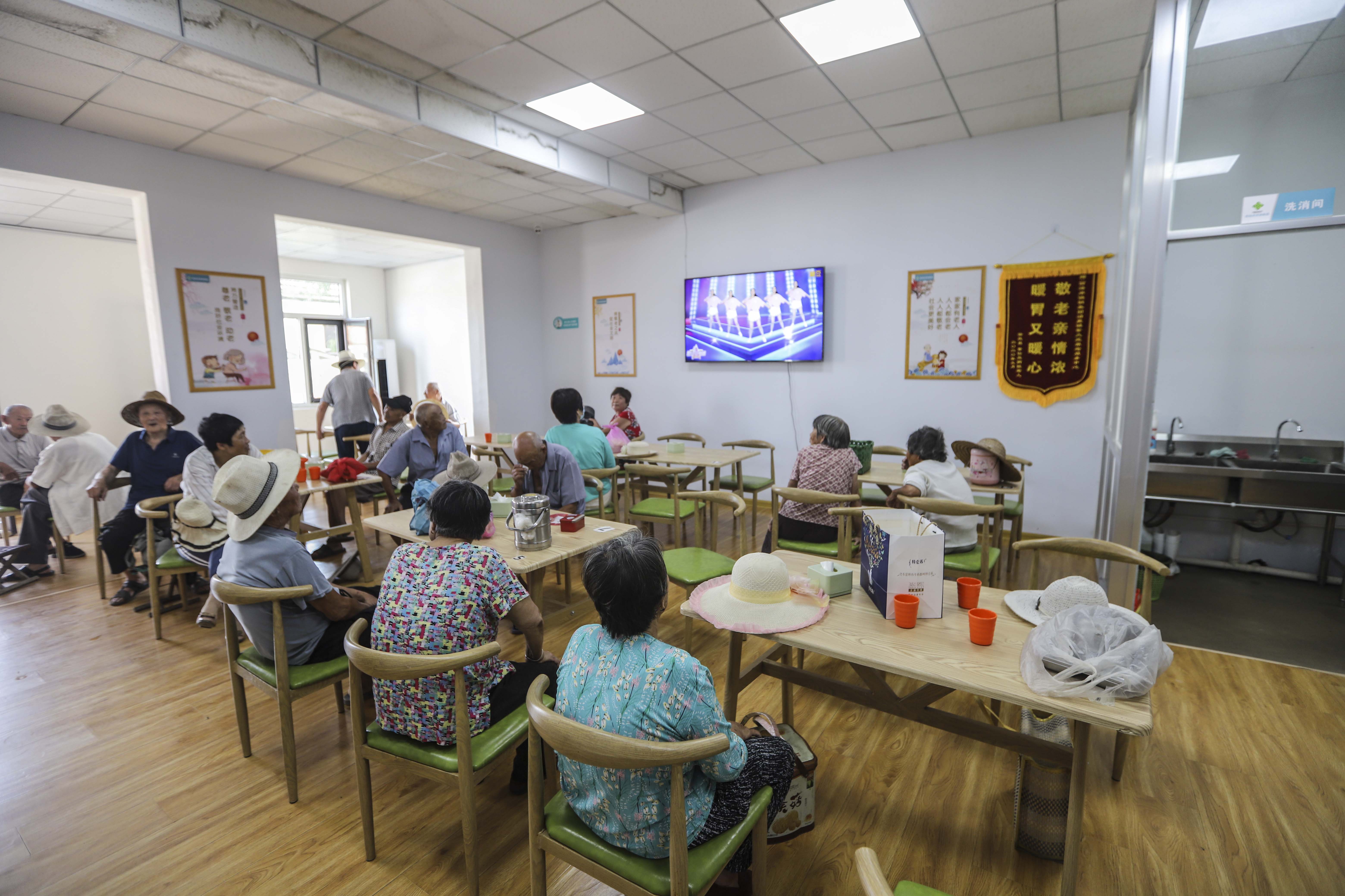 探访泊里镇董*庄大**社区，感受居家养老服务中心荡漾的爱意和欢乐