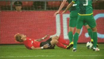 足球搞笑过人动图,足球十大最搞笑瞬间图