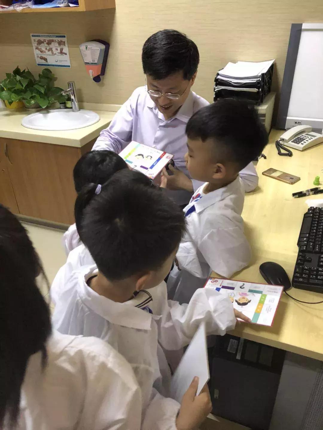 “DoctorFor-A-Day”：小问号携手知名品牌-新加坡“百汇医疗”