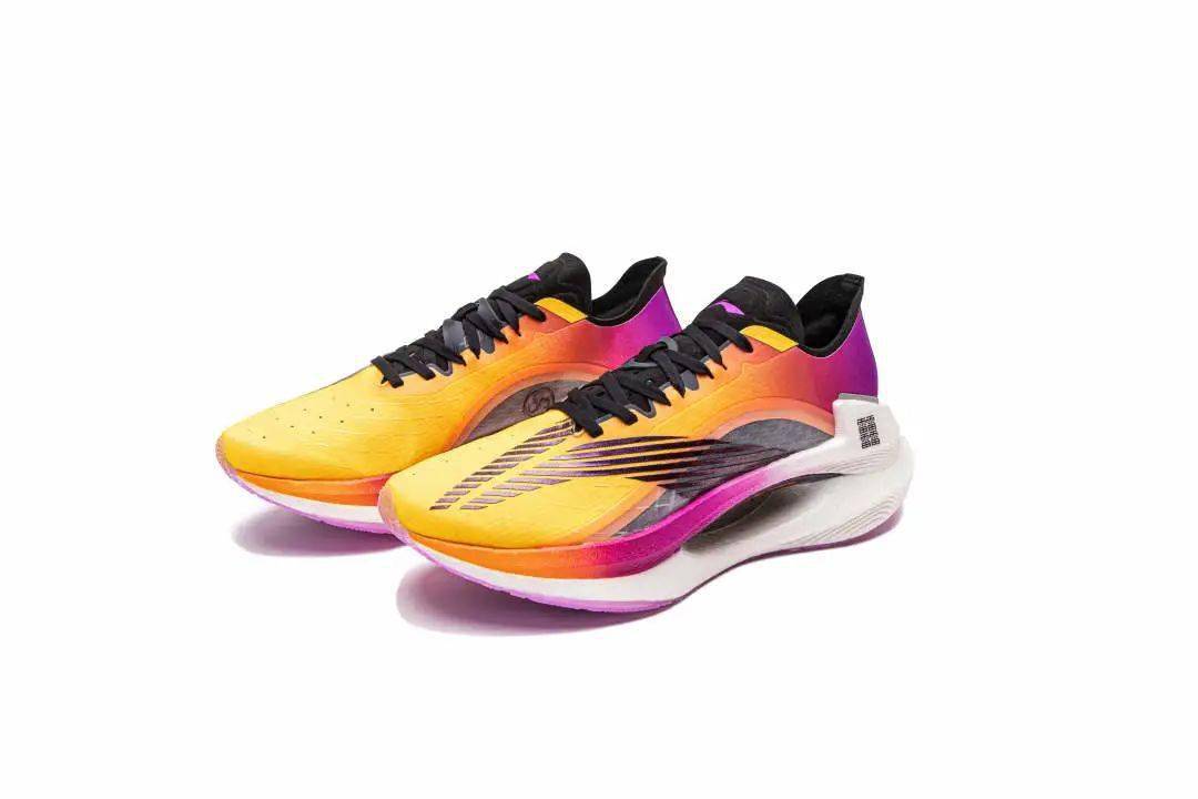 李宁超轻19和安踏跑鞋哪个好,公认脚感最好的10双国产跑鞋安踏