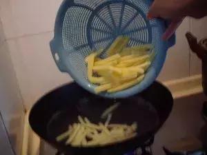 在家里做薯条吃又干净又卫生,孩子自己动手做薯条又简单又好吃