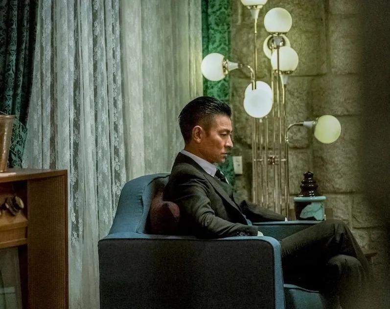 卷入黑帮争斗误以为是拍戏,港警黑帮厮杀追入警署