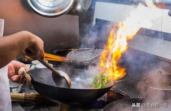 为什么饭店里用铁锅炒菜从来不粘锅？今天终于知道了，涨知识