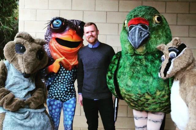 鹦鹉为什么能够模仿人类的语言,鹦鹉会模仿人类的动作吗