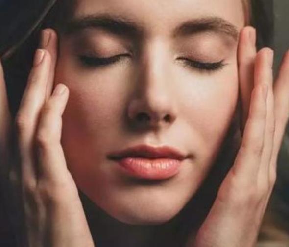 女人有眼袋不要慌，每天睡前坚持4个习惯，眼部肌肤紧致又细嫩