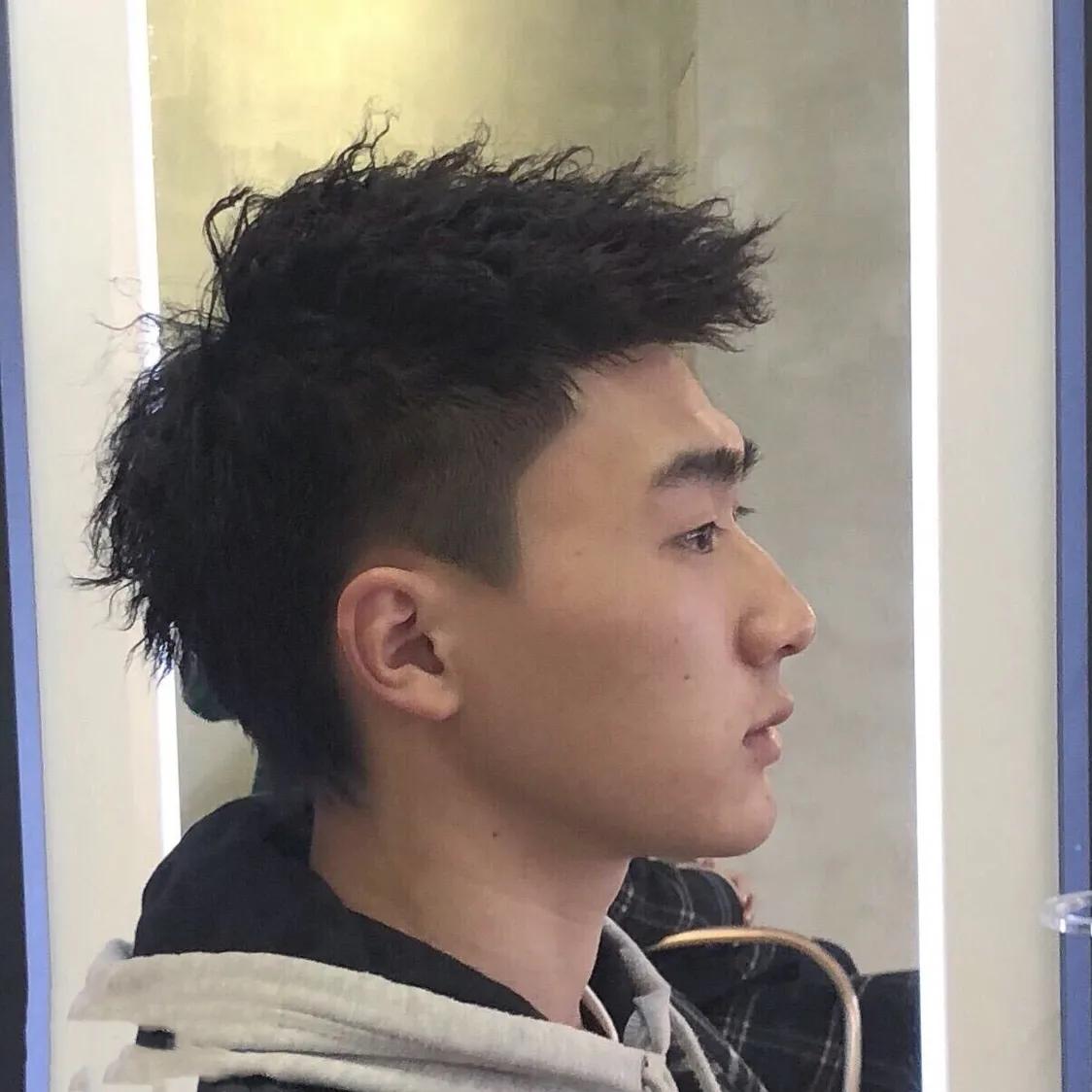 一张渣男锡纸烫的发型,类似渣男锡纸烫的发型