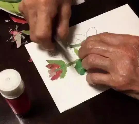 暖哭!90岁奶奶用废报纸作画,震撼数万网友:我缺的是纸吗?是手