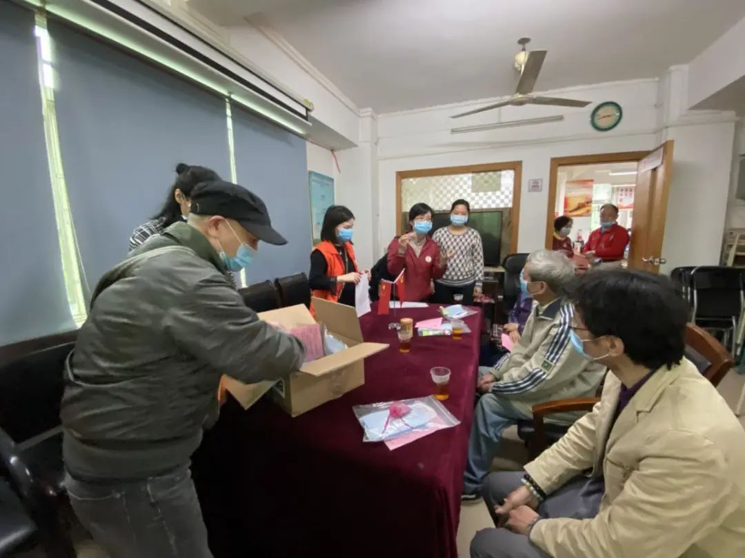 居民收到各街镇政府爱心大礼包,除夕收到社区暖心大礼包