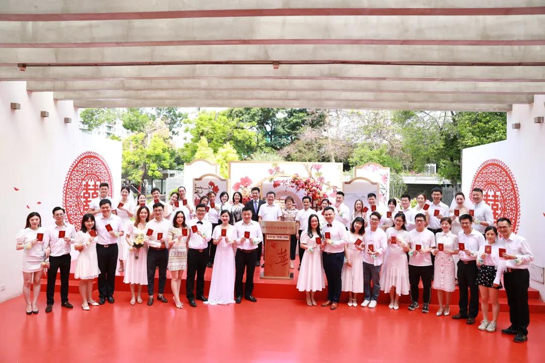 520结婚登记新人领证忙,甜蜜520婚姻登记报道