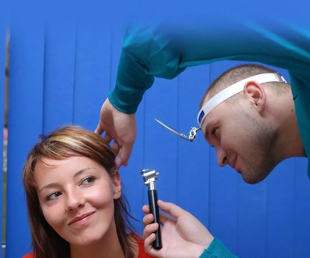 耳屎结成硬块一掏就出血,耳朵里耳屎粘在耳壁上像个瘤